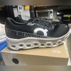 New in Box Men’s On Cloud Shoes Size 12.5 Black Cloudmonster 2